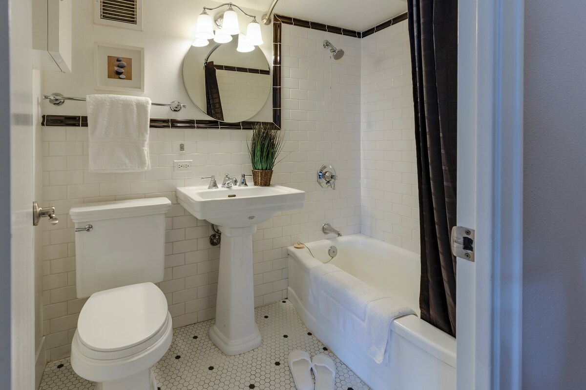 Top 10 Designer Tips to Remodel a Small Bathroom