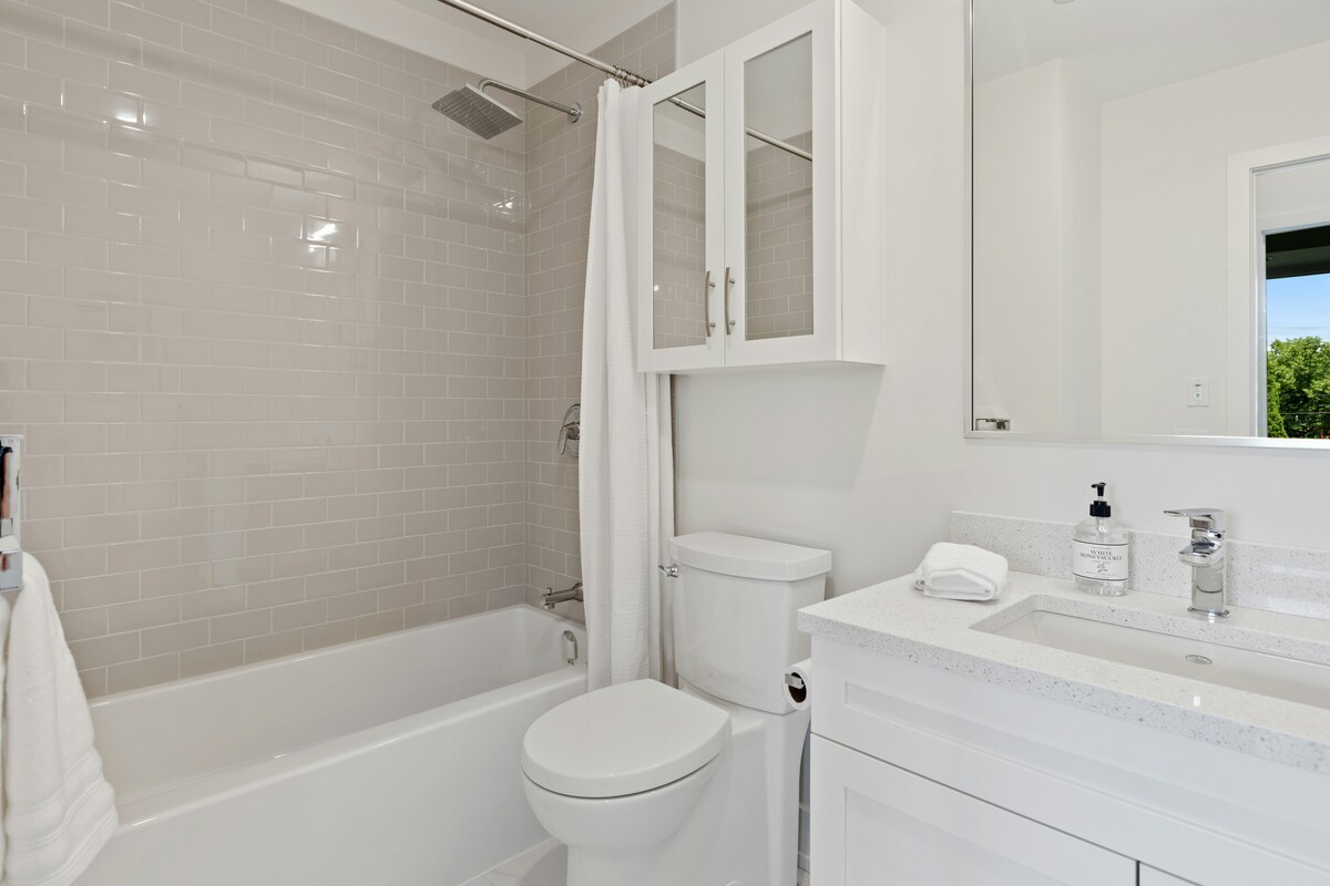 Top 10 Designer Tips to Remodel a Small Bathroom